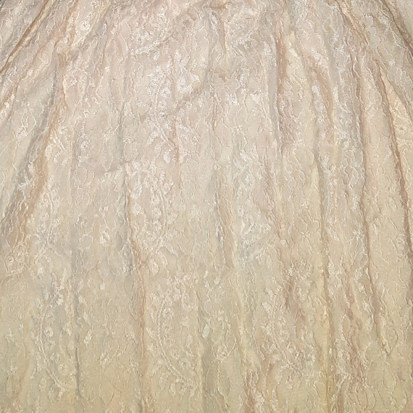 White lacey Knee-length Dress 🤍 - Picture 5 of 5